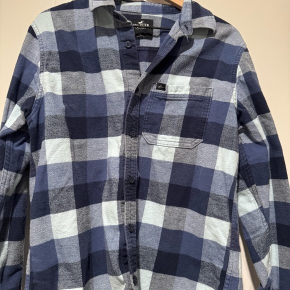 Men’s size large Hollister Blue Plaid Button-Up Shirt - Picture 3 of 8